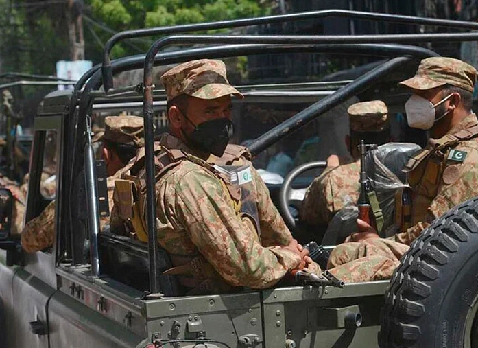 Nine servicemen killed in a suicide attack in Pakistan 