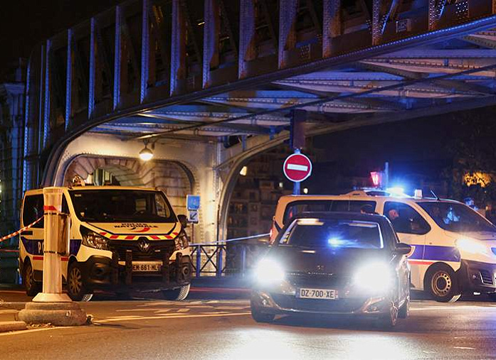  A man with a knife attacked passers-by in Paris