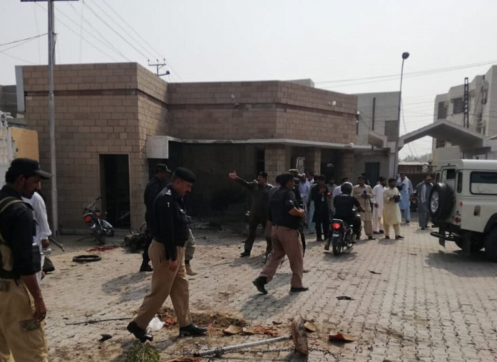 Four policemen injured in attack in northwest Pakistan