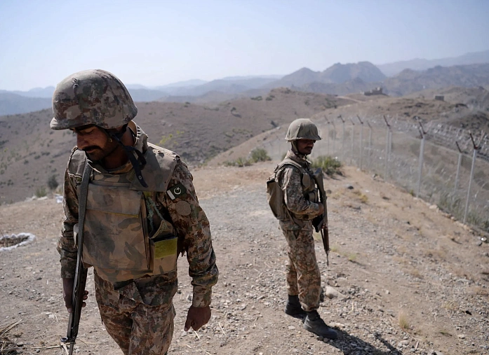 Six Pakistani soldiers killed in shootout on Afghan border