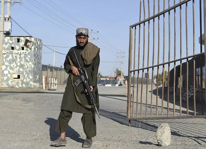 Afghan border guard shoots on Pakistan border